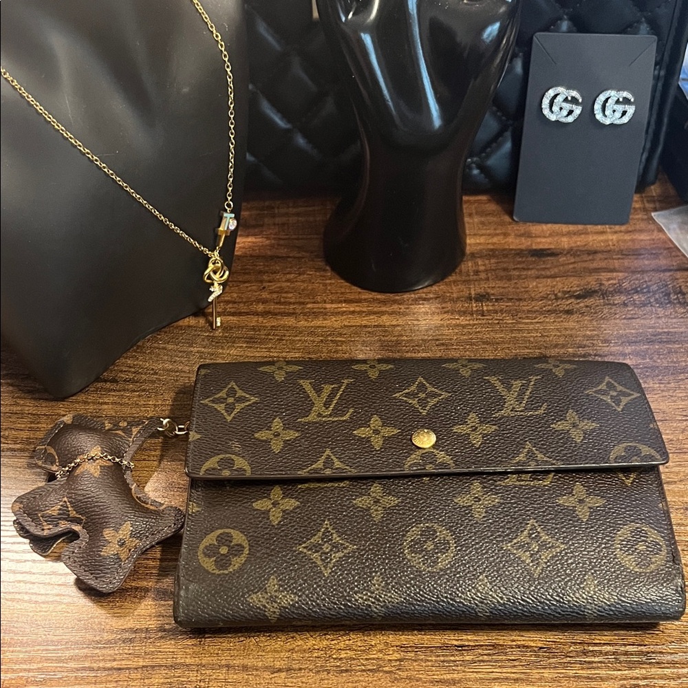 Beautiful 100% Authentic Louis Vuitton Monogram Clutch Fold-Over Wallet - Picture 3 of 15